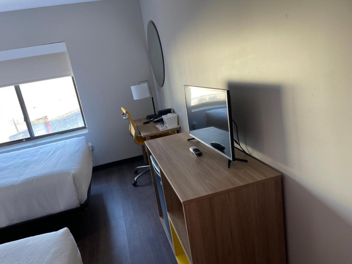 Days Inn & Suites By Wyndham Jamaica Jfk Airport New York Exterior photo