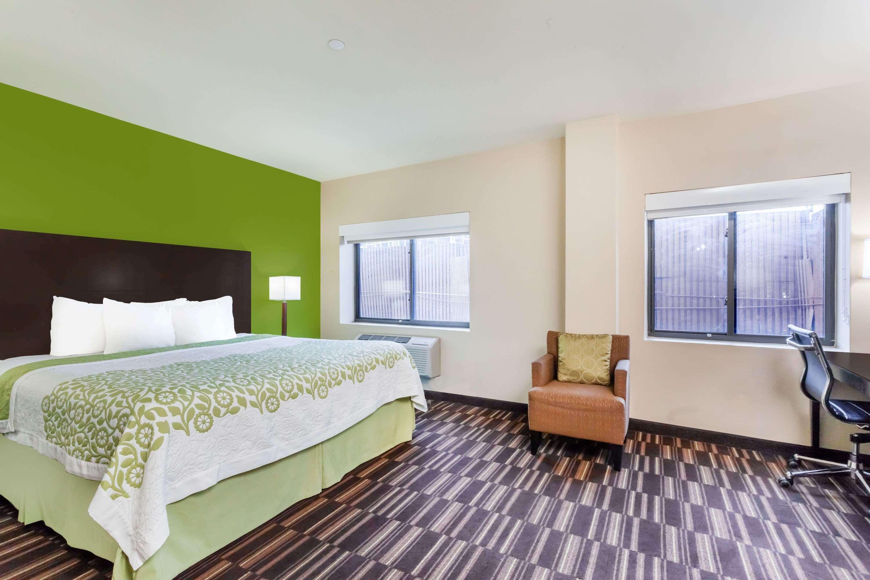 Days Inn & Suites By Wyndham Jamaica Jfk Airport New York Exterior photo