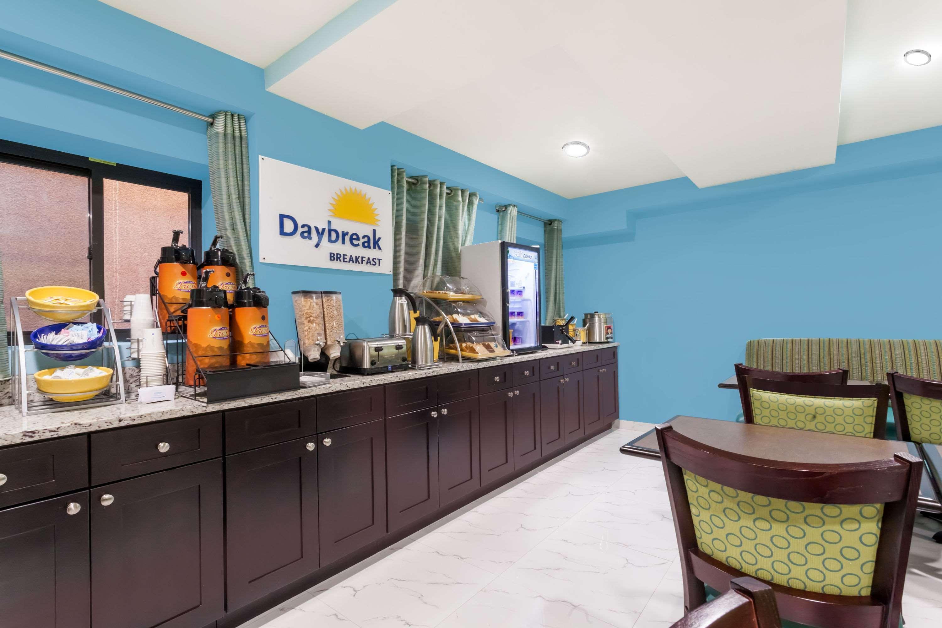 Days Inn & Suites By Wyndham Jamaica Jfk Airport New York Exterior photo